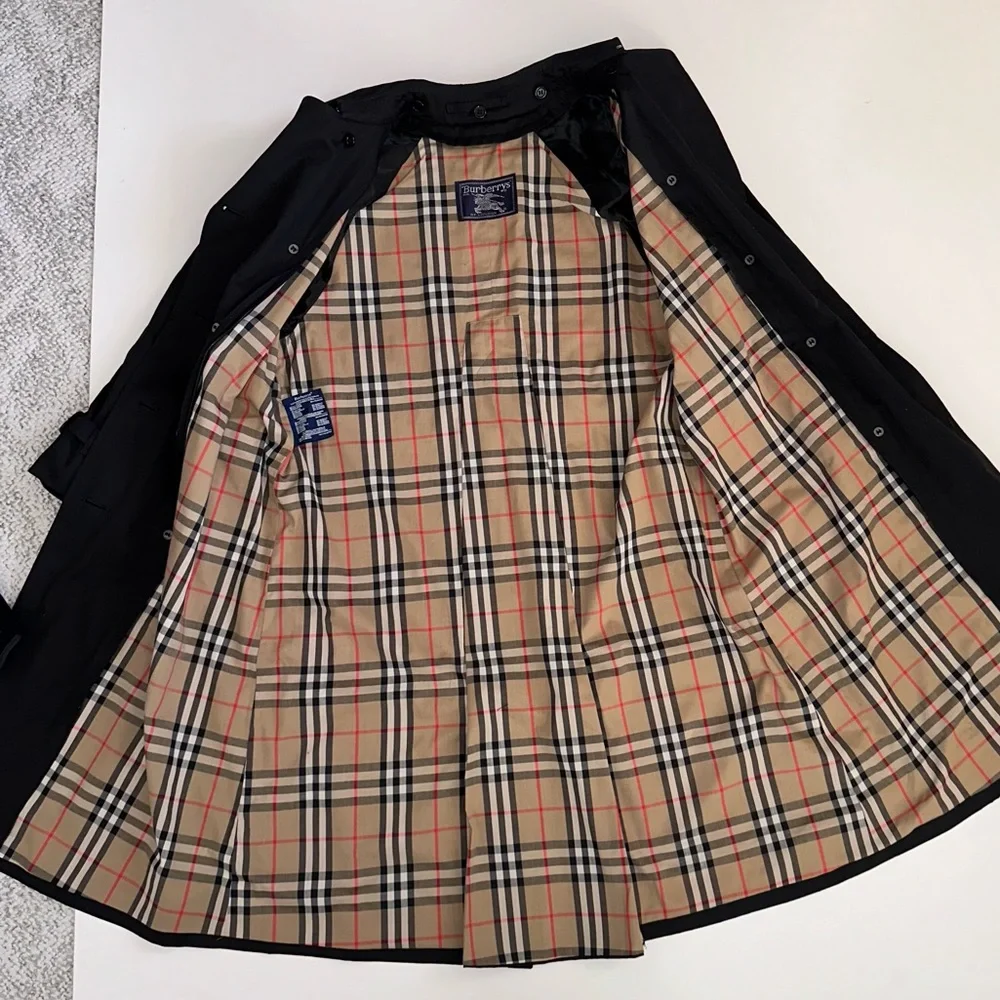 Burberry Black Trench Coat with Signature Beige Nova Check Lining - Picture 15 of 16